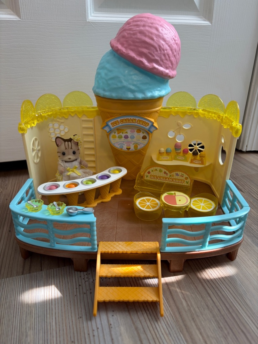 Calico Critters Seaside Ice Cream Shop - Complete Set